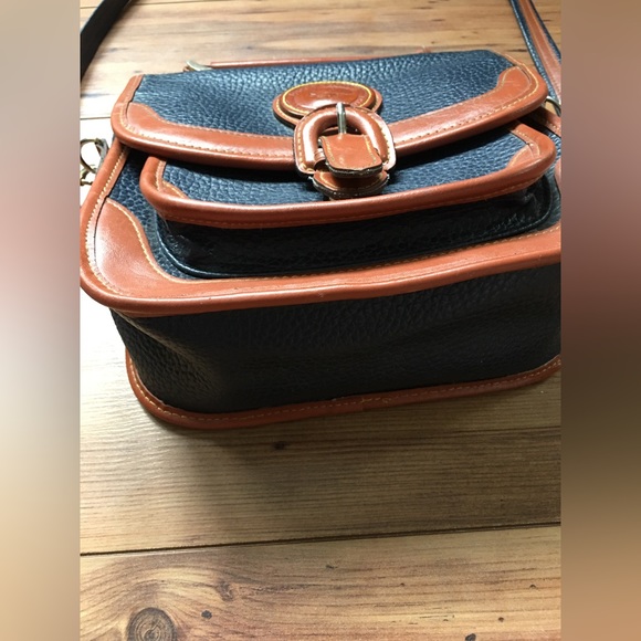 Dooney and Bourke purse in near perfect condition! - Picture 6 of 10